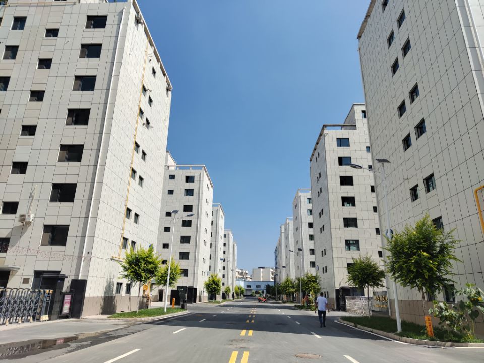 CCTV2財經頻道報道，蘭州樹屏產業園區建立了完善的牛肉面生產線，不僅促進了地方經濟發展，還為牛肉面產業探索了新的機遇